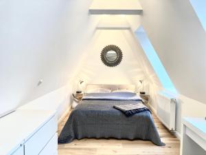 Un dormitorio con una cama en un ático en Das Stader Loft mit Sonnenbalkon, en Stade