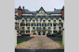 ディーブ・シュル・メールにあるAppartement rez-de- chaussée sur le port wi-fi 4Gの尖屋根の白い大きな建物