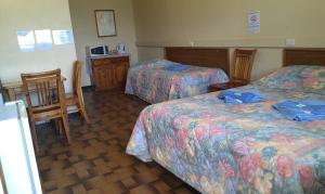 Ένα ή περισσότερα κρεβάτια σε δωμάτιο στο Goolgowi Highway Motel