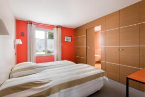 En eller flere senge i et værelse på Maison Thalaos + 1 billede