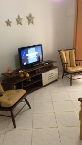 アハイアウ・ド・カボにあるApartamento na Prainha, de um quarto!のリビングルーム(テレビ、椅子2脚付)
