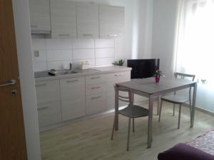 Kuchyň nebo kuchyňský kout v ubytování Apartment in Susak with air conditioning, W-LAN (3865-1)