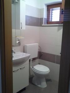 Koupelna v ubytování Apartment in Susak with air conditioning, W-LAN (3865-1)