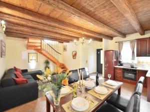 uma sala de estar com uma mesa e uma cozinha em Villa Omis (4183) em Omiš