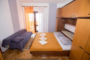 mały pokój z łóżkiem i szafką w obiekcie Apartments Lopar 178 w mieście Lopar