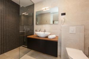 Koupelna v ubytování Apartment in Brela with sea view, balcony, air conditioning, Wi-Fi (3524-7)