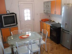 Kuchyňa alebo kuchynka v ubytovaní Apartment in Preko with Terrace, Air conditioning, Wi-Fi, Washing machine (4568-4)