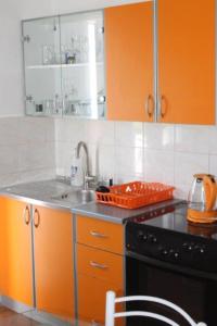 Kuchyňa alebo kuchynka v ubytovaní Apartment in Preko with Terrace, Air conditioning, Wi-Fi, Washing machine (4568-4)