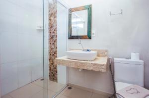 y baño con lavabo y ducha. en Eco-Encanto Pousada, en Ubatuba
