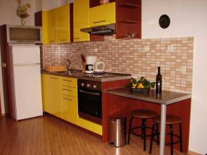 Kuchyňa alebo kuchynka v ubytovaní Studio Apartment in Brela with Sea View, Terrace, Air Conditioning, Wi-Fi (3524-4)