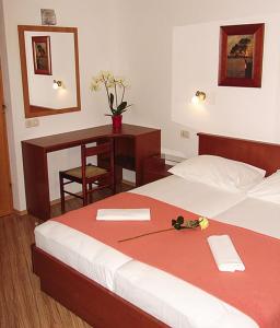 Posteľ alebo postele v izbe v ubytovaní Studio Apartment in Brela with Sea View, Terrace, Air Conditioning, Wi-Fi (3524-4)