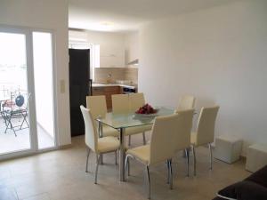 jadalnia ze szklanym stołem i krzesłami w obiekcie Apartment in Preko with Terrace, Air conditioning, WIFI, Washing machine (4568-2) w mieście Preko