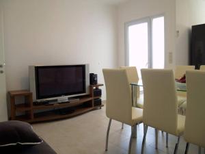 Telewizja i/lub zestaw kina domowego w obiekcie Apartment in Preko with Terrace, Air conditioning, WIFI, Washing machine (4568-2)