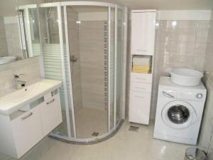 Łazienka w obiekcie Apartment in Preko with Terrace, Air conditioning, WIFI, Washing machine (4568-2)