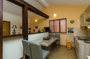 Кухня або міні-кухня у Studio Apartment in Ražanj with Sea View, Terrace, Air Conditioning, Wi-Fi (4597-2)