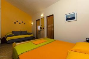 Ліжко або ліжка в номері Studio Apartment in Ražanj with Sea View, Terrace, Air Conditioning, Wi-Fi (4597-2)