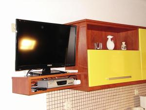 Televízia a/alebo spoločenská miestnosť v ubytovaní Studio Apartment in Brela with Sea View, Terrace, Air Conditioning, Wi-Fi (3524-3)