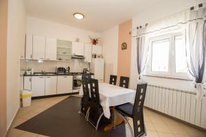 Kuchyňa alebo kuchynka v ubytovaní House Lopar (73)