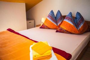 Giường trong phòng chung tại Room in Zaton (Zadar) with sea view, terrace, wireless, washing machine (4141-7)