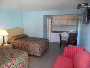 Säng eller sängar i ett rum på Franklin Terrace Motel