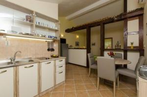 Kuchyň nebo kuchyňský kout v ubytování Studio Apartment in Ražanj with Sea View, Terrace, Air Conditioning, Wi-Fi (4597-3)
