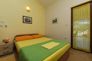 Postel nebo postele na pokoji v ubytování Studio Apartment in Ražanj with Sea View, Terrace, Air Conditioning, Wi-Fi (4597-3)