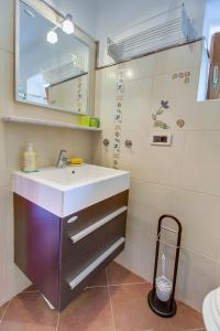 Ένα μπάνιο στο House Stivan (4239) +26 φωτογραφίες