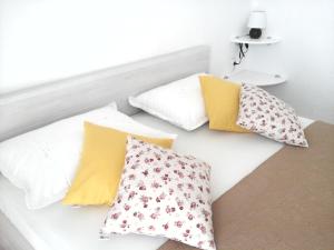 Posteľ alebo postele v izbe v ubytovaní Room in Hvar city with sea view, balcony, air conditioning, Wi-Fi (4858-2)