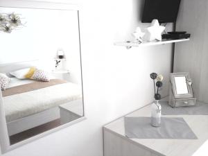 Posteľ alebo postele v izbe v ubytovaní Room in Hvar city with sea view, balcony, air conditioning, Wi-Fi (4858-2)