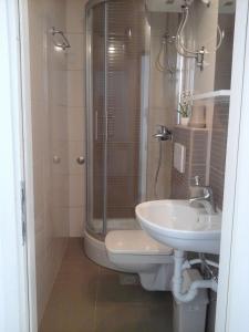 Kúpeľňa v ubytovaní Room in Hvar city with sea view, balcony, air conditioning, Wi-Fi (4858-2)