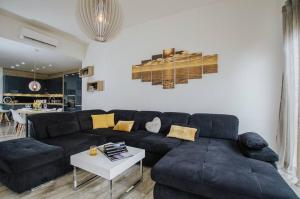 Posezení v ubytování Apartment in Okrug Gornji with Terrace, Air condition, WIFI, Washing machine (4736-1)