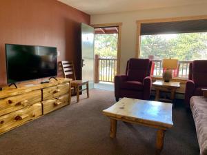 A television and/or entertainment centre at Hotel Estes