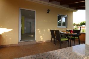 Patio alebo iná vonkajšia časť ubytovania Bungalow Porec (4400-8)