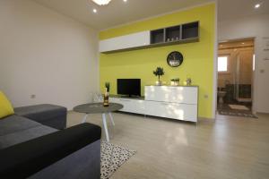 Televízia a/alebo spoločenská miestnosť v ubytovaní Bungalow Porec (4400-8)