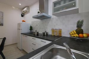 Kuchyňa alebo kuchynka v ubytovaní Bungalow Porec (4400-8)