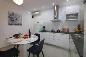Kuchyňa alebo kuchynka v ubytovaní Bungalow Porec (4400-8)