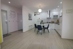 Kuchyňa alebo kuchynka v ubytovaní Bungalow Porec (4400-8)