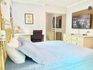 1 dormitorio con 1 cama con edredón azul en Ap Jardins c/ garagem CD 81, en São Paulo