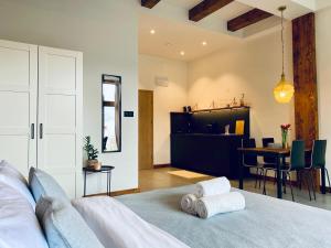 a bedroom with a bed and a table with chairs at Apartamenty Piwniczna in Piwniczna-Zdrój