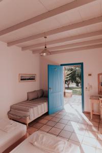 Afbeelding uit fotogalerij van Far Out Village Hotel in Mylopotas