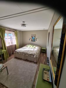 Letto o letti in una camera di Skogsbrynet B&B, Bredsjö Nya Herrgård