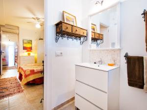 Posteľ alebo postele v izbe v ubytovaní Apartment Oiza Sand Castle 15 at Alcudia Beach, WIFI and aircon