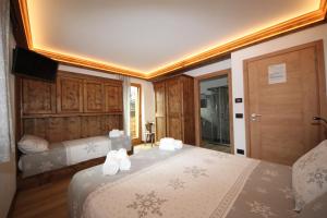 1 dormitorio con 2 camas y toallas. en Belvedere en Auronzo di Cadore