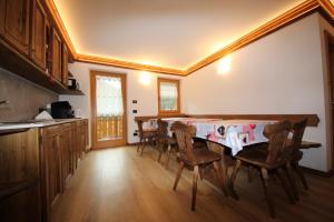 eine Küche mit einem Tisch und Stühlen im Zimmer in der Unterkunft Belvedere in Auronzo di Cadore