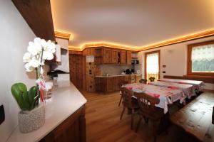a kitchen and dining room with a table and chairs at Belvedere in Auronzo di Cadore