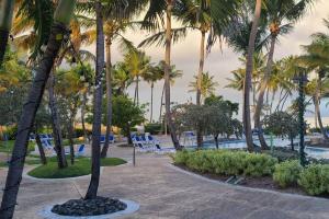 O grădină în afara The Beach Loft by Xio