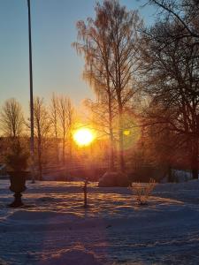 Alba o tramonto visti dall'interno dell'affittacamere o dai dintorni