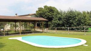 una piscina en el patio de una casa en Mas Blavis en Riudarenes