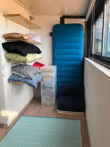 einen Wohnwagen mit einem blauen Stuhl und einem Teppich in der Unterkunft logement zen sur la colline aux mimosas in Hyères