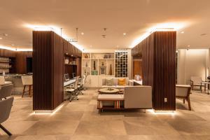 een woonkamer met een bank en een tafel bij Ontico Urban Design Hotel in Mérida